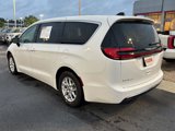 Used 2025 Chrysler Pacifica Select image 3