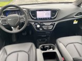 New 2025 Chrysler Pacifica Select image 3