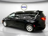 Used 2023 Chrysler Pacifica Touring-L image 5