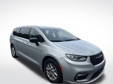 Used 2024 Chrysler Pacifica Touring-L image 3