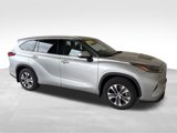 Used 2022 Toyota Highlander XLE image 2