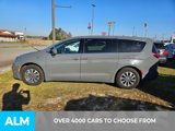 Used 2022 Chrysler Pacifica Touring-L w/ Uconnect Theater Family Group image 3