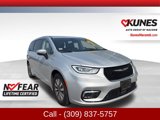 Used 2023 Chrysler Pacifica Touring-L image 2