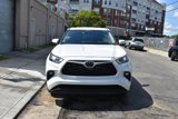 Used 2024 Toyota Highlander LE image 3