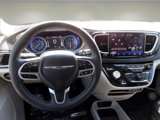 Used 2023 Chrysler Pacifica Touring-L image 5