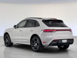 Certified 2024 Porsche Macan image 3