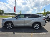 New 2025 Toyota Highlander Limited image 6