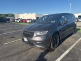 Used 2022 Chrysler Pacifica Limited w/ Uconnect Theater Family Group image 2