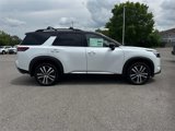 New 2025 Nissan Pathfinder Platinum image 3