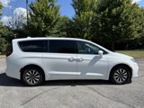 Used 2022 Chrysler Pacifica Touring-L image 2
