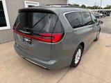 Used 2022 Chrysler Pacifica Touring-L image 3