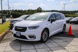 Used 2024 Chrysler Pacifica Select image 2