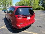 Used 2025 Chrysler Pacifica Limited image 3
