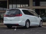 Used 2023 Chrysler Pacifica Touring-L image 5