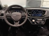 Used 2023 Chrysler Pacifica Touring-L image 5