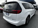 Used 2024 Chrysler Pacifica Select image 4