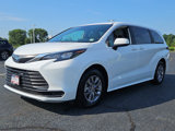 Used 2025 Toyota Sienna LE image 3