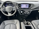 New 2025 Chrysler Pacifica Select image 4