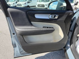 Used 2022 Volvo XC40 T4 Momentum image 5