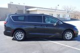 Used 2023 Chrysler Pacifica Touring-L image 4