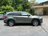 Used 2019 Toyota Highlander SE image 2
