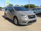 Used 2025 Chrysler Pacifica Select image 4