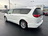 Used 2017 Chrysler Pacifica Limited image 3