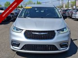 Used 2024 Chrysler Pacifica Touring-L image 3