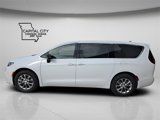 New 2025 Chrysler Pacifica Select image 4