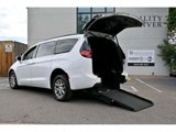 Used 2022 Chrysler Pacifica Touring image 2