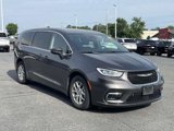 Used 2023 Chrysler Pacifica Touring-L image 2