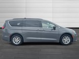 Used 2022 Chrysler Pacifica Touring-L image 3