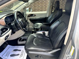 Used 2019 Chrysler Pacifica Touring-L image 5