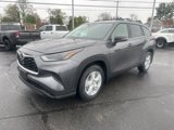 Used 2023 Toyota Highlander LE image 2