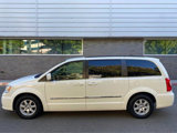Used 2013 Chrysler Town & Country Touring image 4