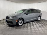 Used 2023 Chrysler Pacifica Touring-L image 4