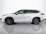 Used 2022 Toyota Highlander XLE image 3