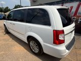 Used 2016 Chrysler Town & Country Touring-L image 6