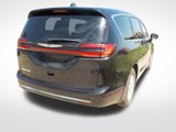 Used 2025 Chrysler Pacifica Select image 3