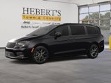 New 2025 Chrysler Pacifica Limited image 2