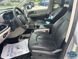 Used 2023 Chrysler Pacifica Touring-L image 2