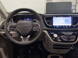 Used 2023 Chrysler Pacifica Touring-L image 5