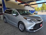 Used 2023 Toyota Sienna LE image 3