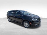 New 2025 Chrysler Pacifica Select image 3
