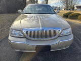 Used 2005 Lincoln Town Car Signature Limited image 2