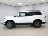 Used 2024 Lexus GX 550 w/ Accessory Package (2T) image 2