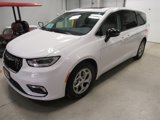 Used 2024 Chrysler Pacifica Limited image 3
