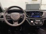 Used 2023 Chrysler Pacifica Touring-L image 5