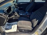 Used 2017 Ford Fusion SE w/ Fusion SE Technology Package image 6