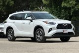 Used 2025 Toyota Highlander XLE image 2